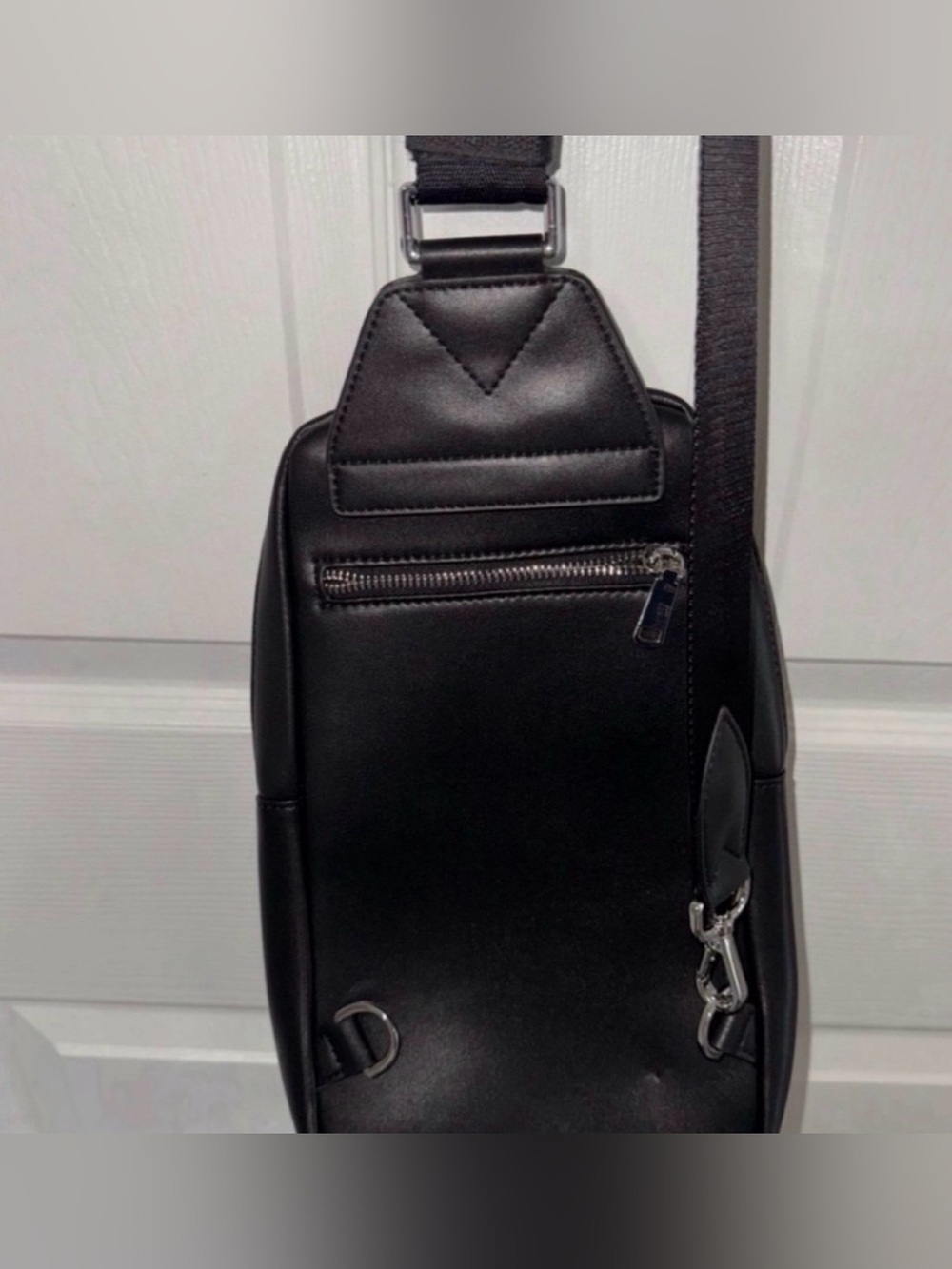 Maverick & Co. Noah Classic Sling Bag. - Picture 3 of 9
